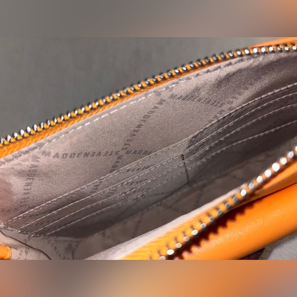 BRAND NEW ORANGE STEVE MADDEN WRISTLET - Picture 3 of 3